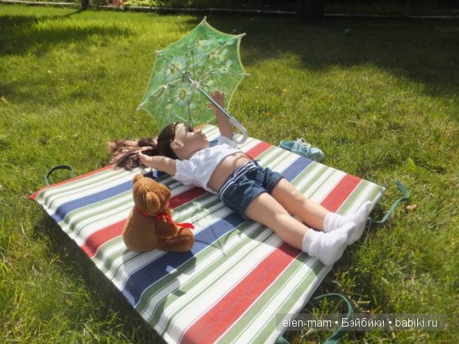 Эмми загорает