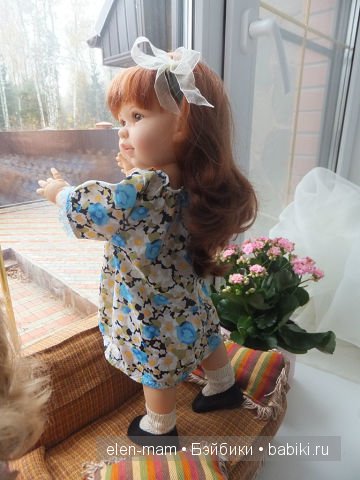 Андреа забралась на диванчик 2