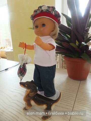 Маленькая блондинка, в  клетчатом берете