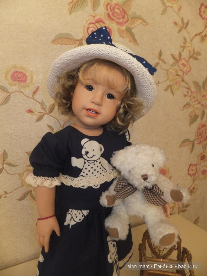 Клара в шляпке, с мишкой