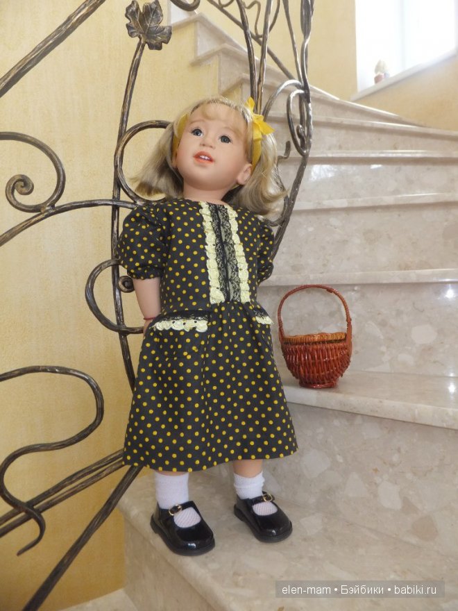 Клара на лестнице