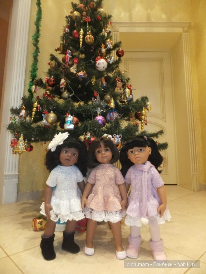 "Шоколадки" возле ёлки