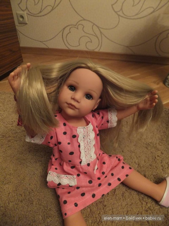 Лада, распущены волосы, показывает их)