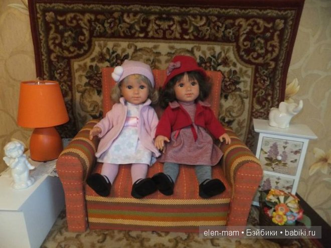 На большом диване в ряд куклы