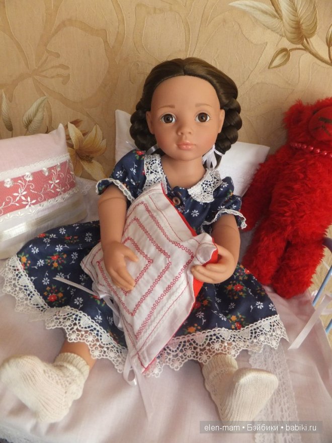 Кира на постельке 4