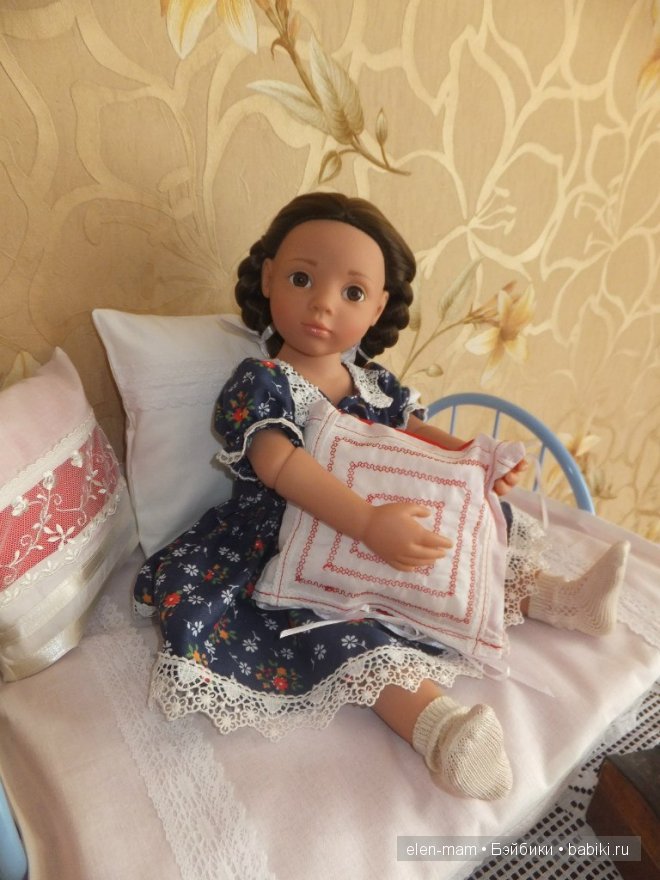 Кира на постельке 2