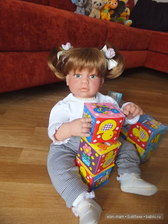 играет с кубиками