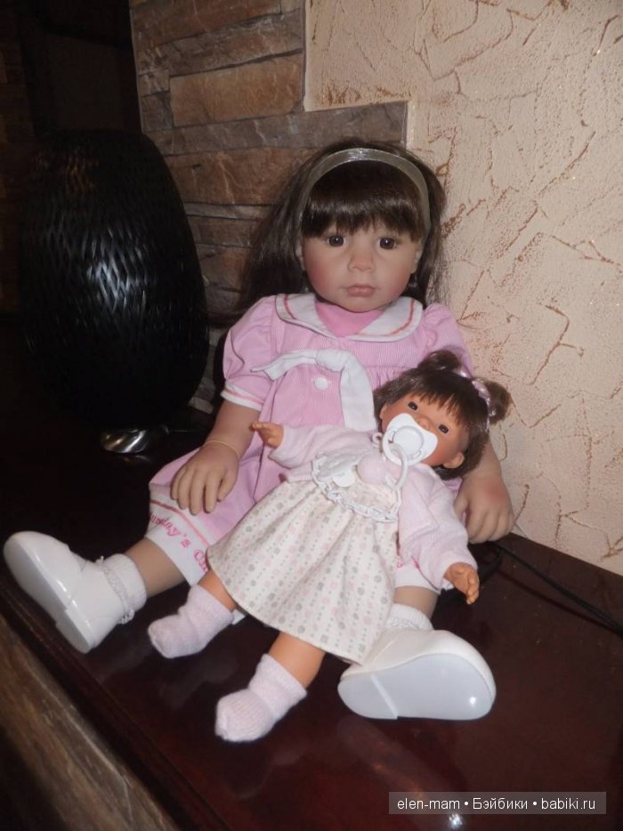 Ларочка в своём аутфите, с куклой