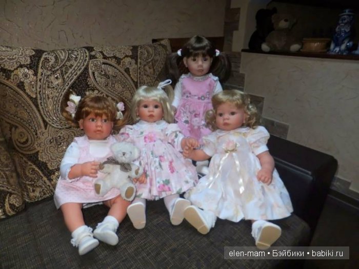 Леся, Лёля и Лара с Зоей) На диване.