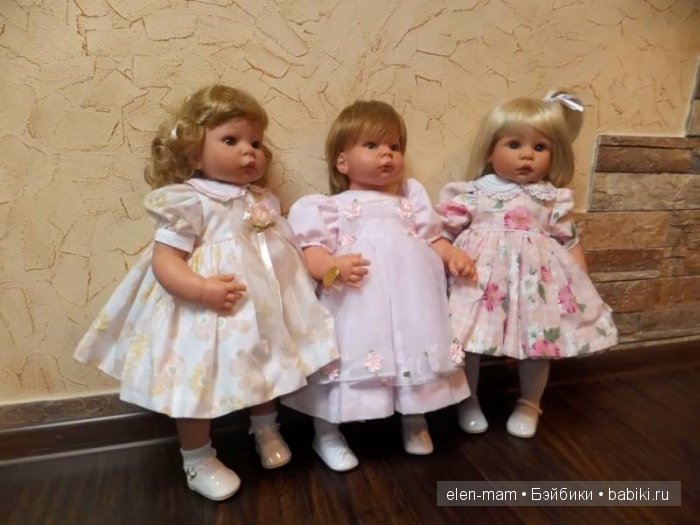 Три милашки-тройняшки, у стены, сбоку