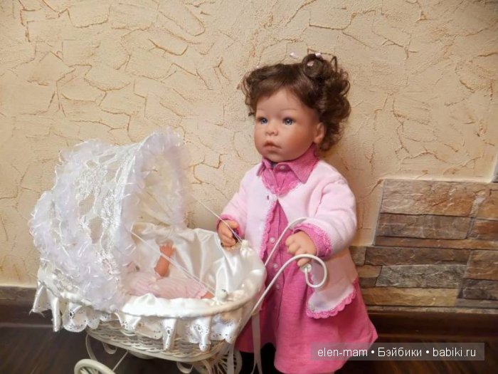 С коляской, ближе, сбоку