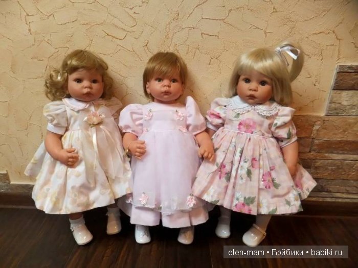 Три милашки-тройняшки, у стены