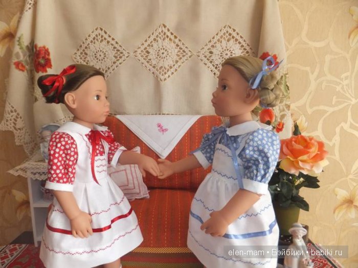 Держатся за руки