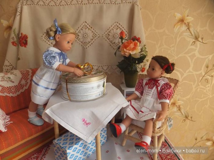 Нюра развязывает ленточки