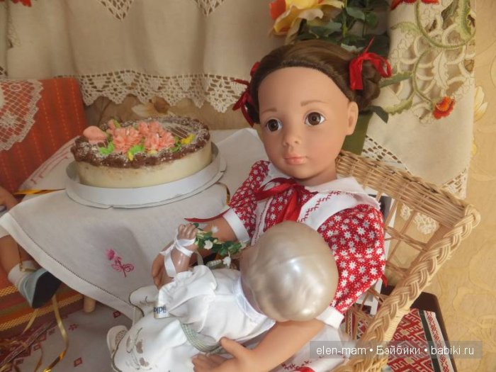Кира с куклой Нюры 2