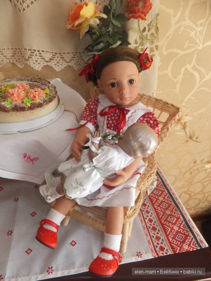 Кира с куклой Нюры