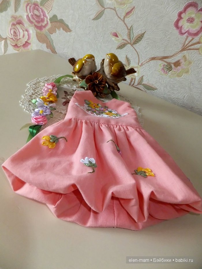 Платье-баллон, на комоде