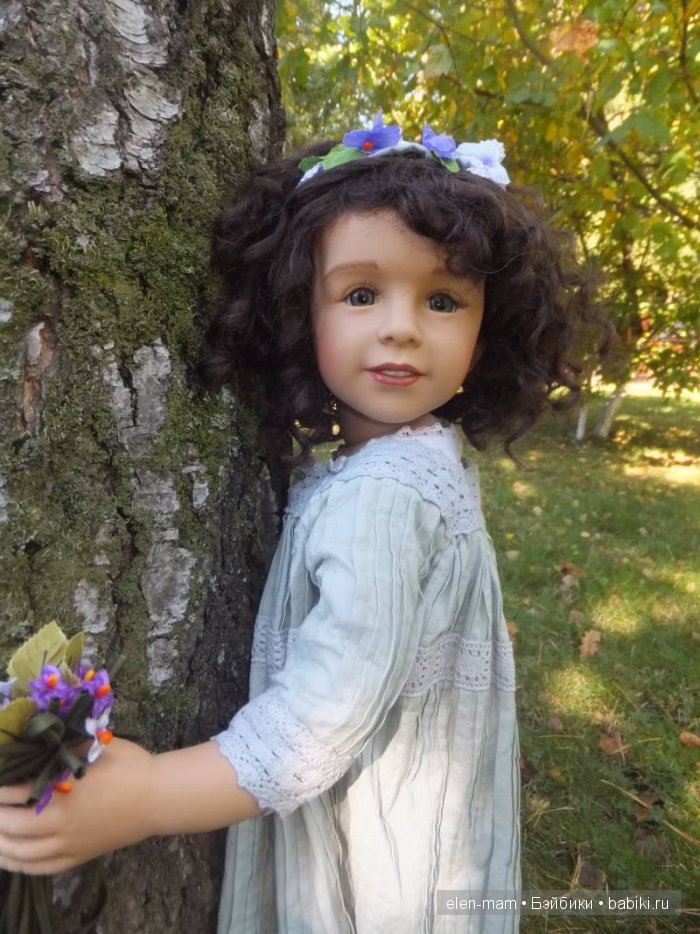 Обнимает берёзку