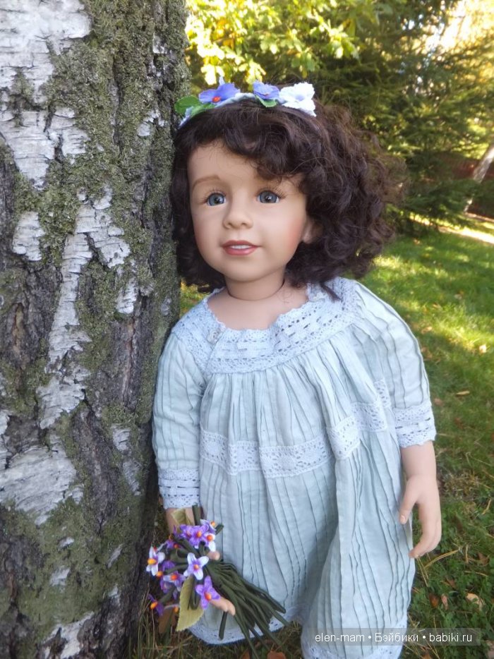 Прислонилась к берёзке