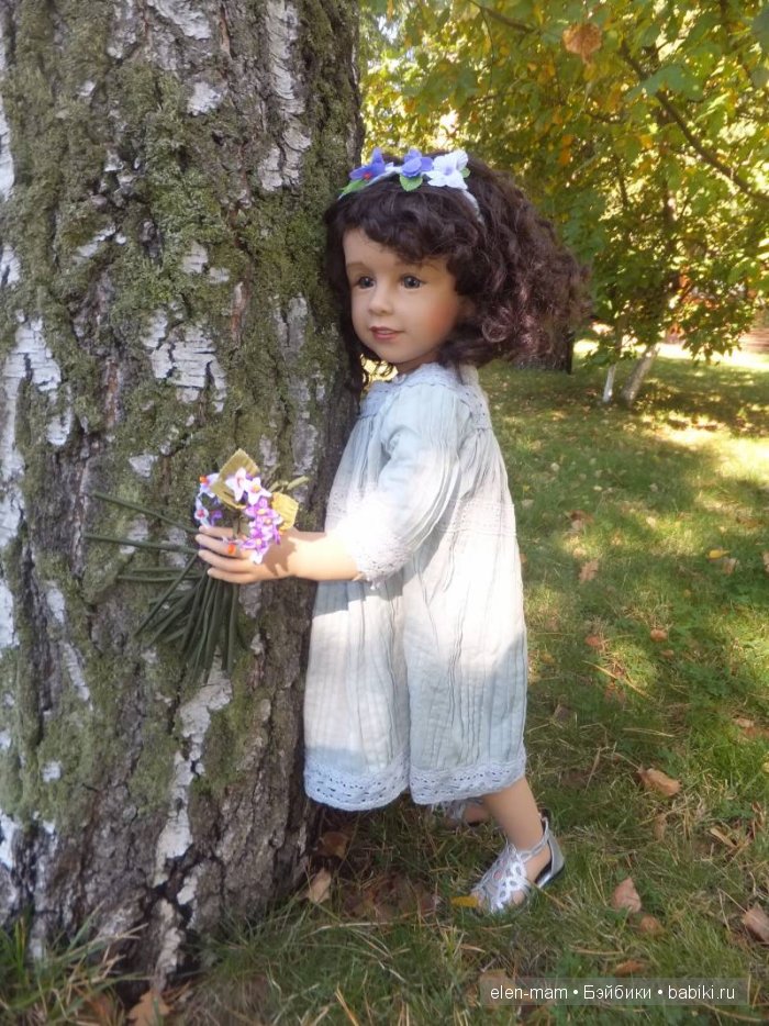 Мирочка около берёзки