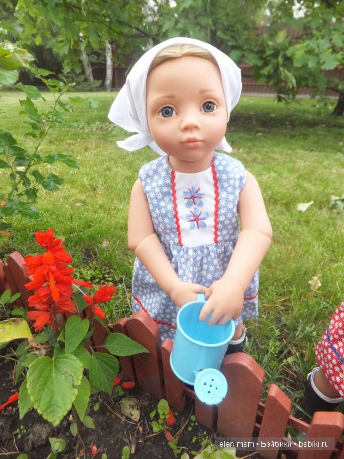 Нюра поливает цветы
