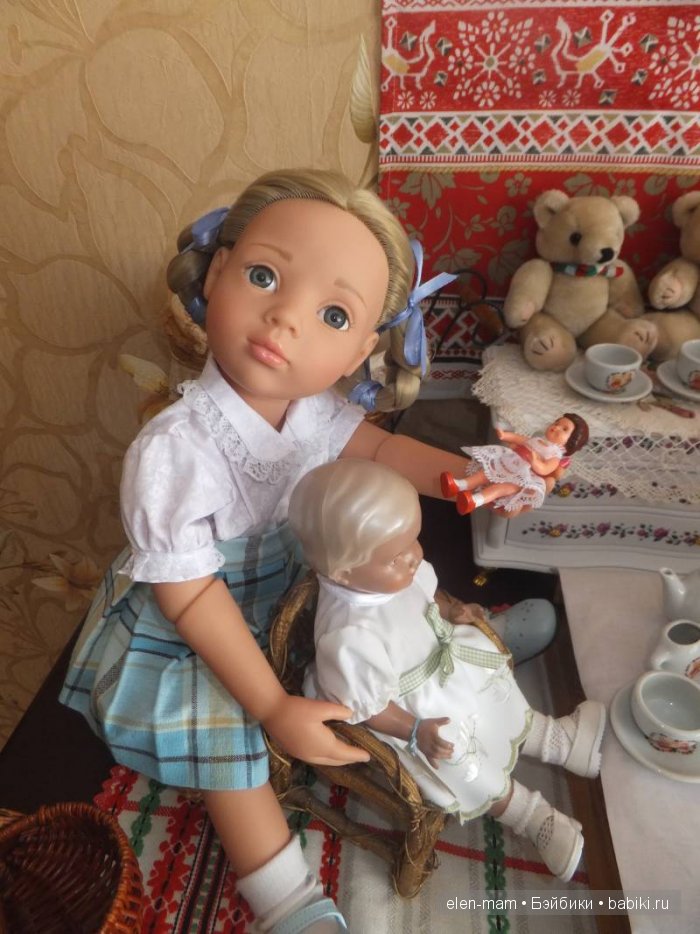 Нюра смотрит