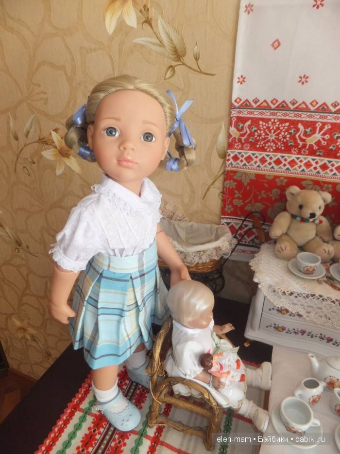 Нюра и её кукла