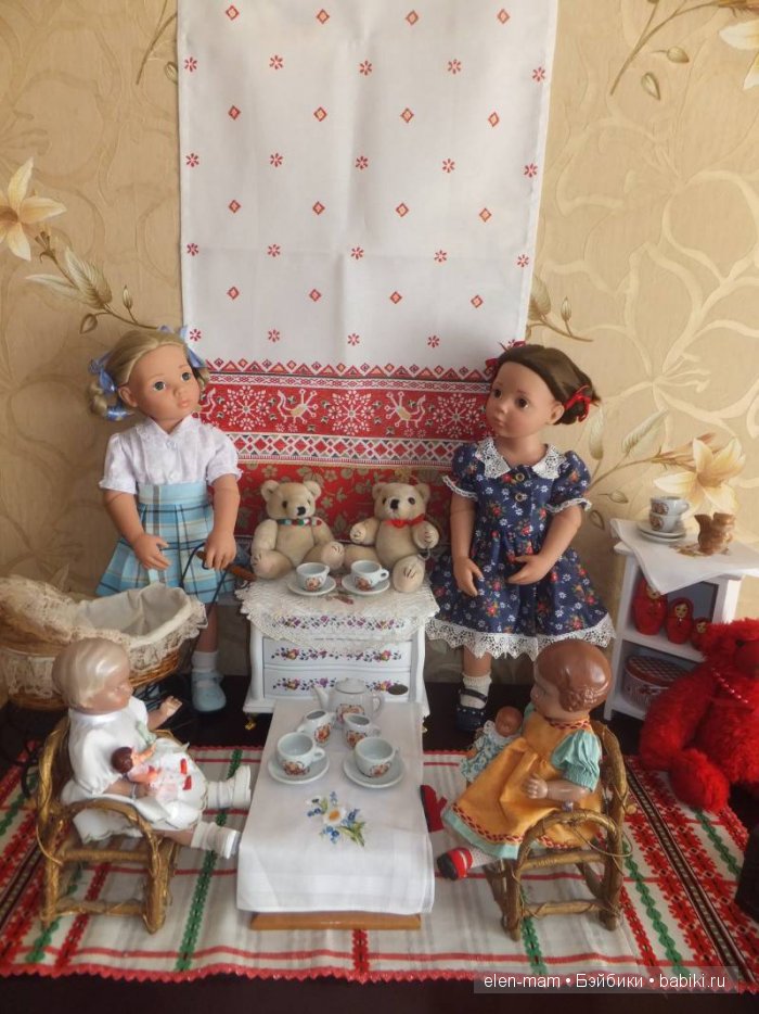 Кира и Нюра играют