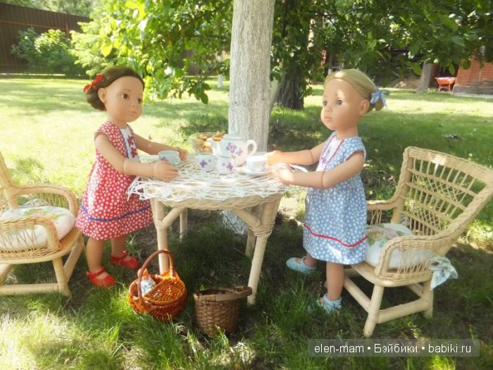 Стол под яблонькой