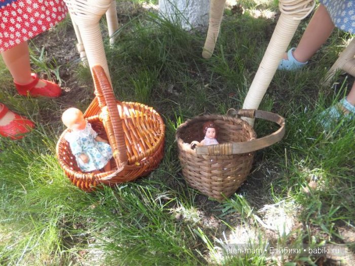Куклы в корзинке