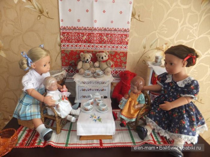 Сидят и играют)