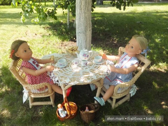 Весело болтали)