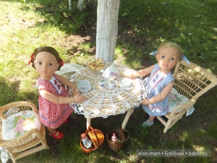 В саду, смотрят вверх