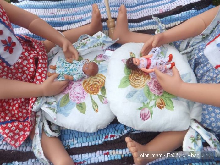 Куколки на подушках