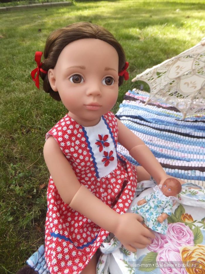 Кира с куколкой, на коврике