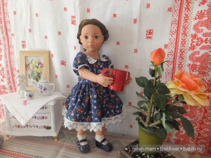 Кира поливает цветы Кира поливает цветы
