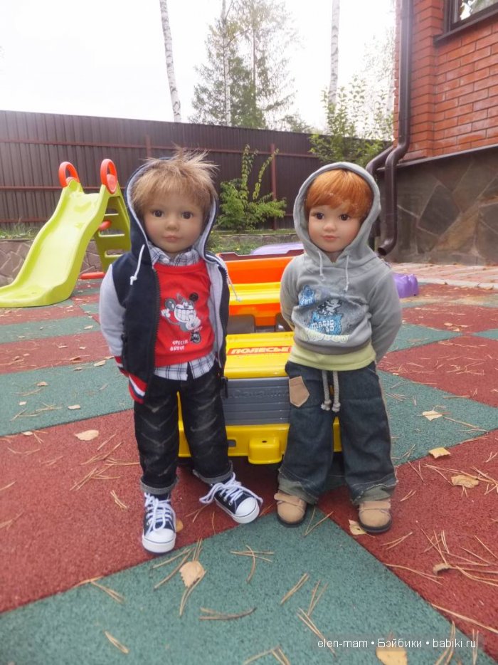 Мальчики около самосвала 2