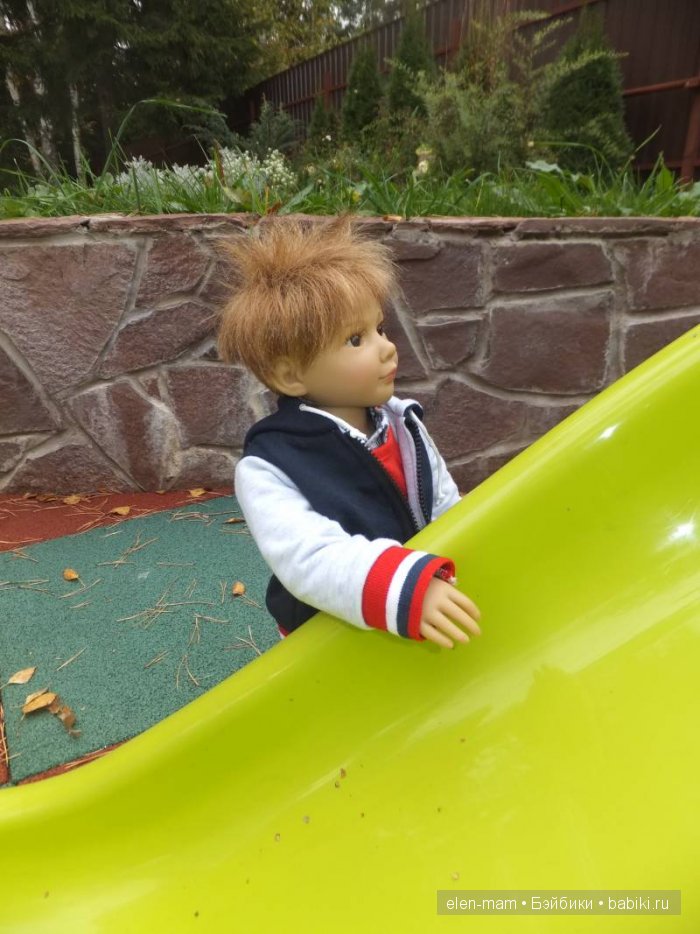 Фил поджидал брата внизу