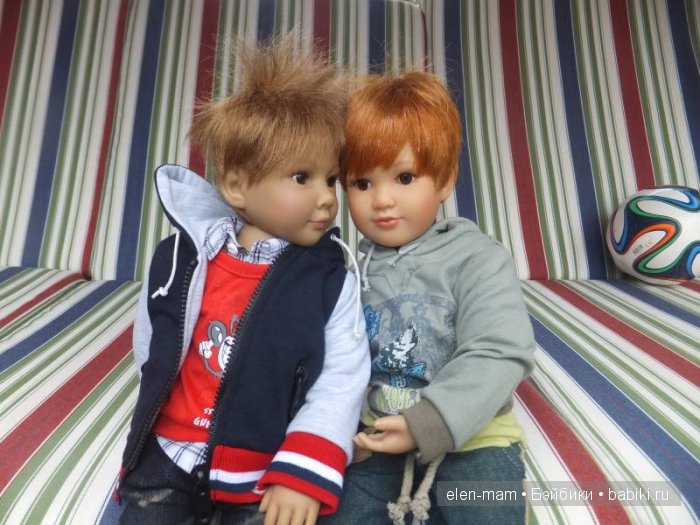 Ден что-то говорит