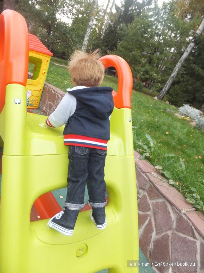 Ден взбирается на горку 2