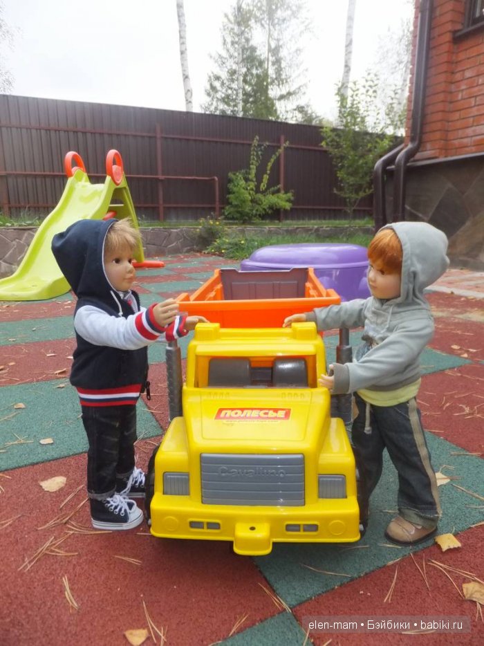 Мальчики около самосвала