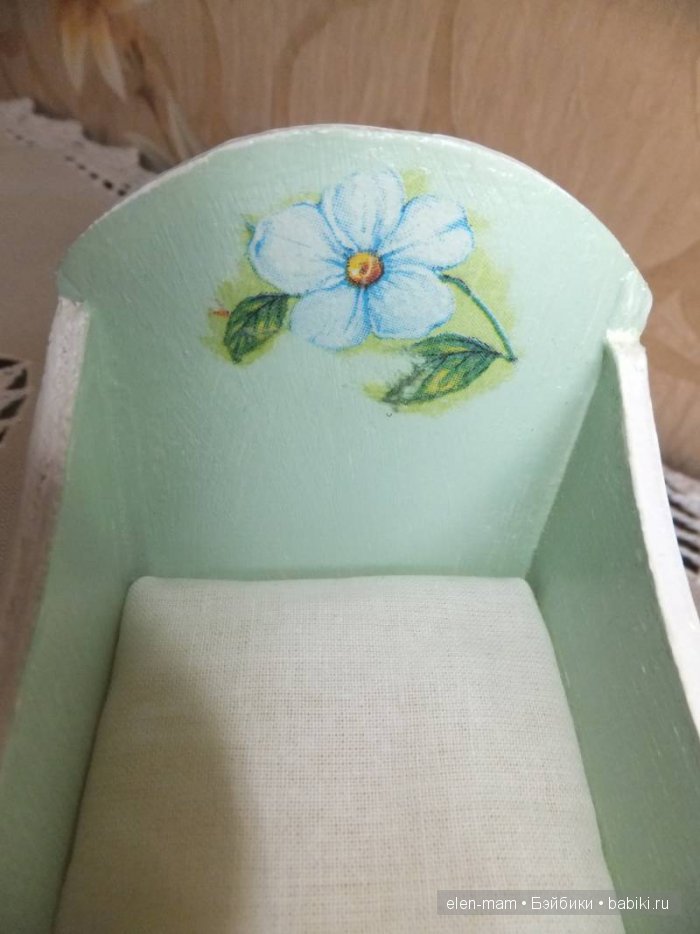 Цветочки внутри люльки