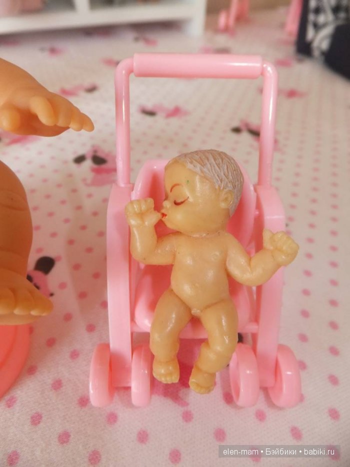 Кроха в колясочке