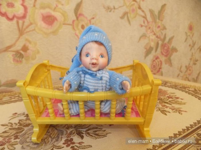 Малыш в кроватке