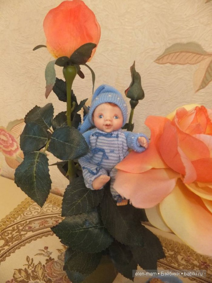 Малыш на цветке
