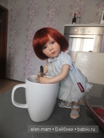 Мицци с чашкой 2