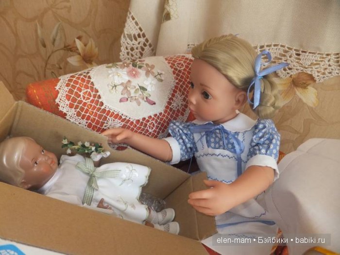 Нюре подарили куклу)
