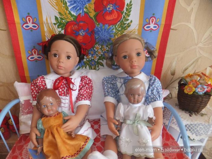 Нюра и Кира с куклами