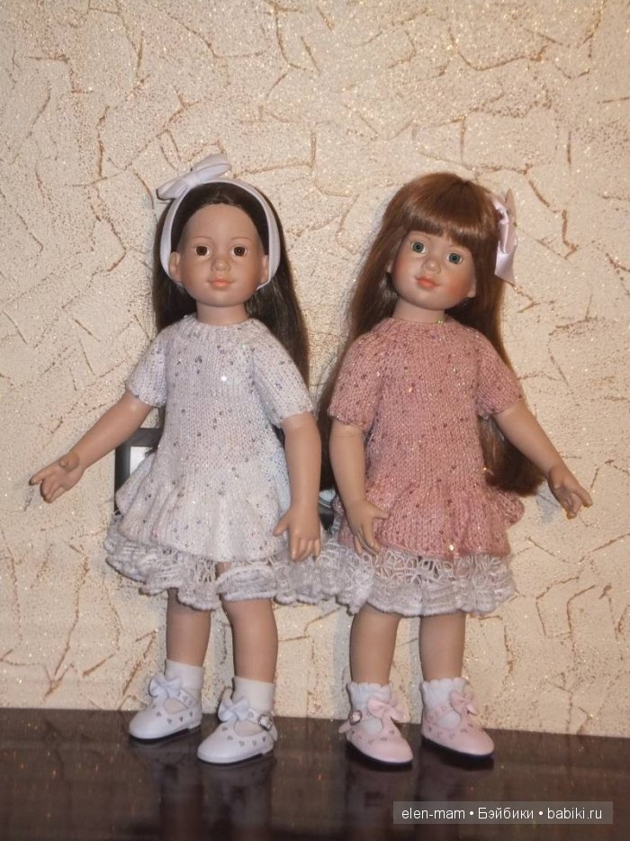 Мара и Алиса в вязанных платьях