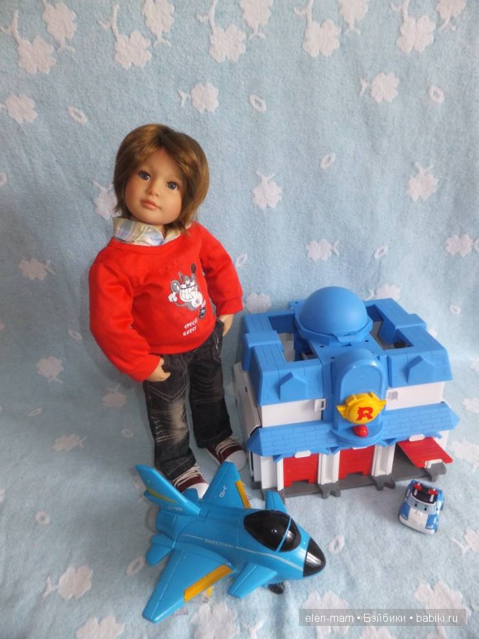 Майк играет